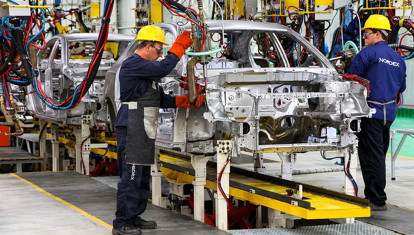 Depósito de autopartes con piezas identificadas y sistema de stock