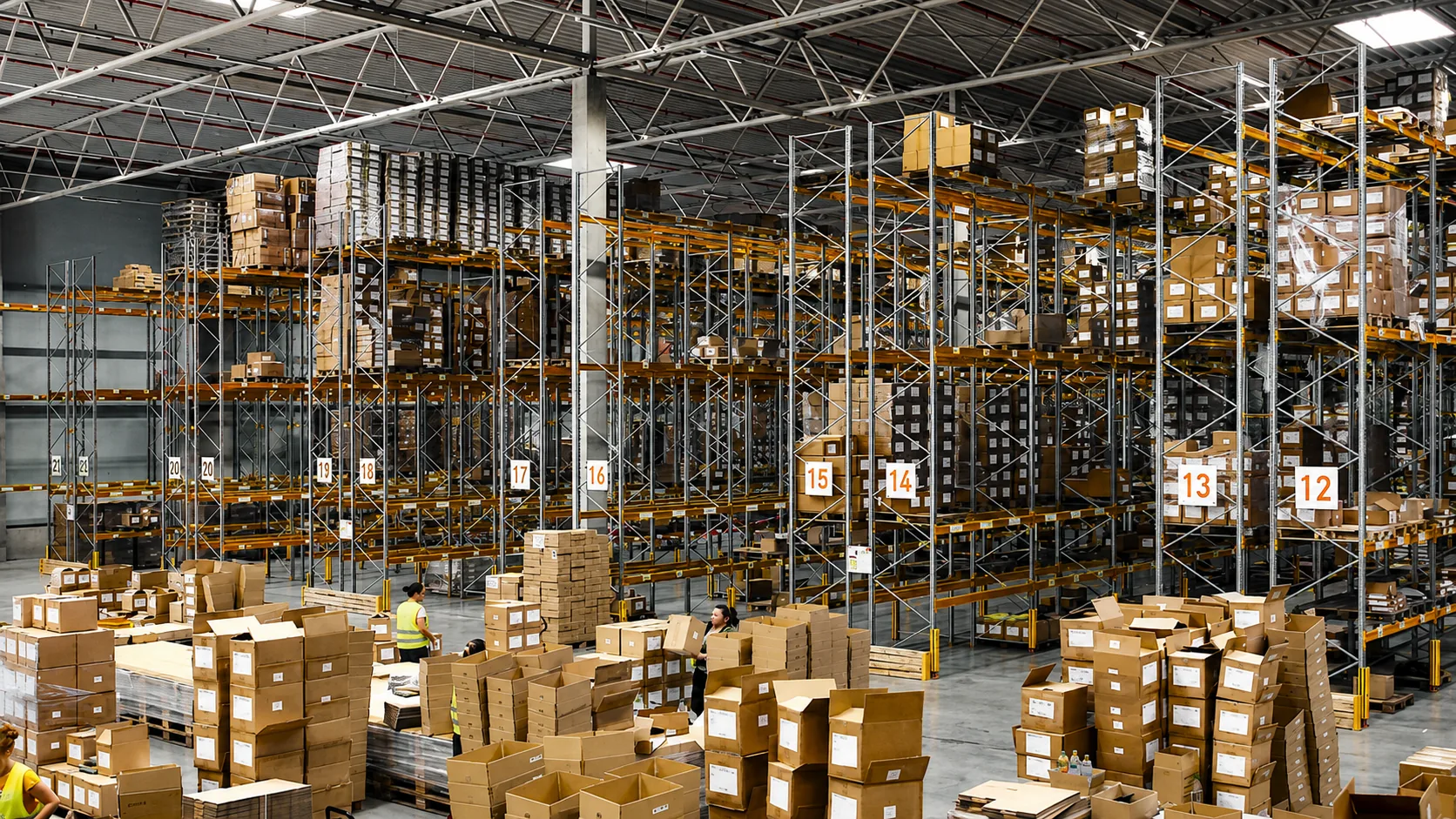 Depósito industrial con estanterías, racks y mercadería etiquetada lista para picking y despacho